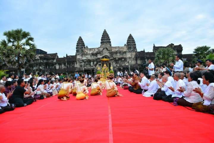 ប្រាសាទអង្គរវត្ត ឬប្រាសាទអង្គរតូចមានទីតាំងស្ថិតនៅភាគខាងជើងនៃក្រុងសៀមរាបនៃខេត្តសៀមរាប