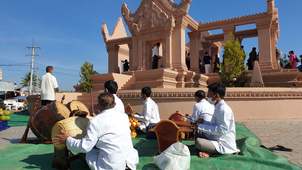 ពិធីសូត្រមន្តក្រុងពាលី តាមបែបប្រពៃណីសាសនា ដើម្បីដាក់សម្ភោធឲ្យប្រើប្រាស់ជាផ្លូវការ ក្រោយសាងសង់រួចរាល់ជាស្ថាពរ ក្រោមវត្តមានលោកបណ្ឌិត ធន់ វឌ្ឍនា អនុប្រធានក្រុមការងាររាជរាដ្ឋាភិបាលចុះជួយមូលដ្ឋានខេត្តព្រះវិហារ