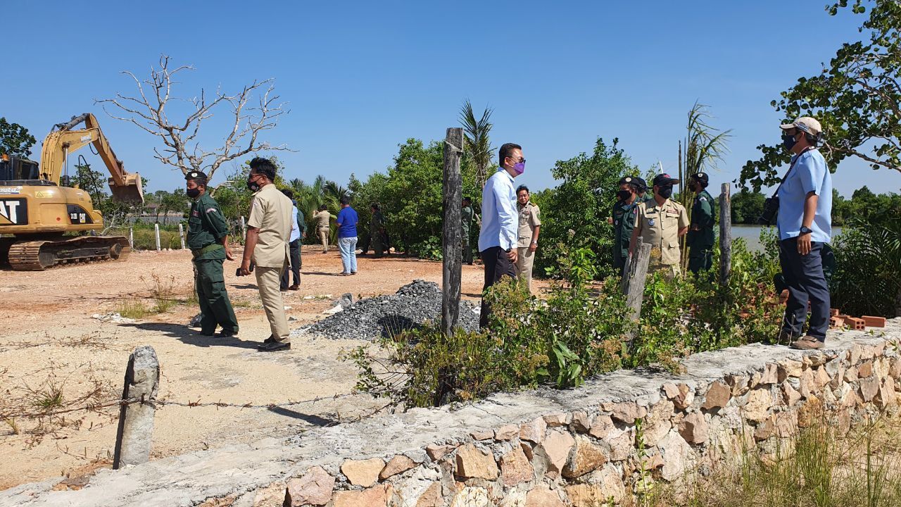 អាជ្ញាធរខេត្តកំពត ដឹកនាំកម្លាំងចម្រុះចុះរុះ រើសំណង់មិនរៀបរយដែលសង់លើដីរដ្ឋក្បែរដងព្រែកក្បាលរមាស ក្នុងស្រុកទឹកឈូ