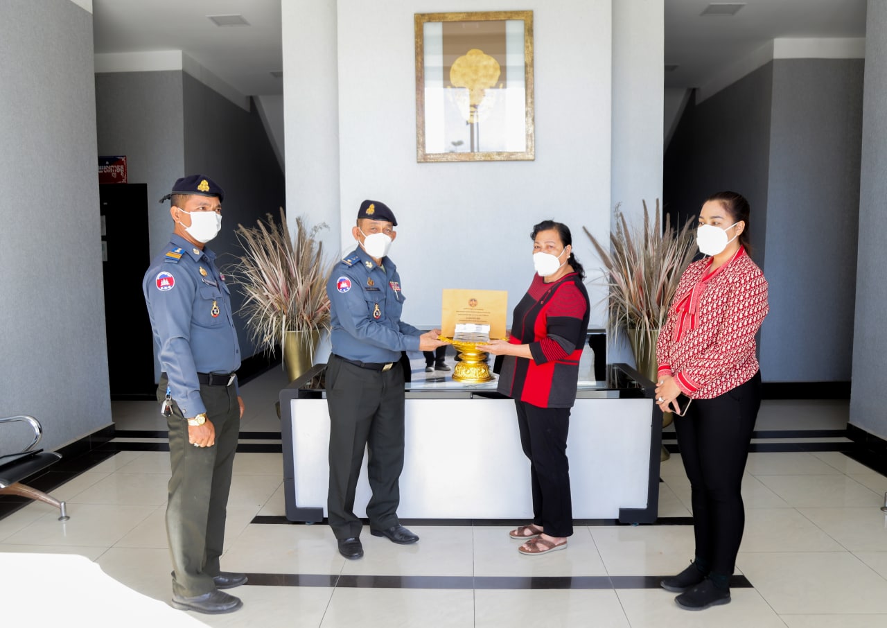 លោកឧត្តមសេនីយ៍ឯក រត្ន័ ស្រ៊ាង ប្រគល់ថវិកាមូលនិធិមហាគ្រួសារកងរាជអាវុធហត្ថ ជាង៤៤លានរៀល ជូនគ្រួសារសពសមាជិកមន្ត្រី អាវុធហត្ថរាជធានីភ្នំពេញ