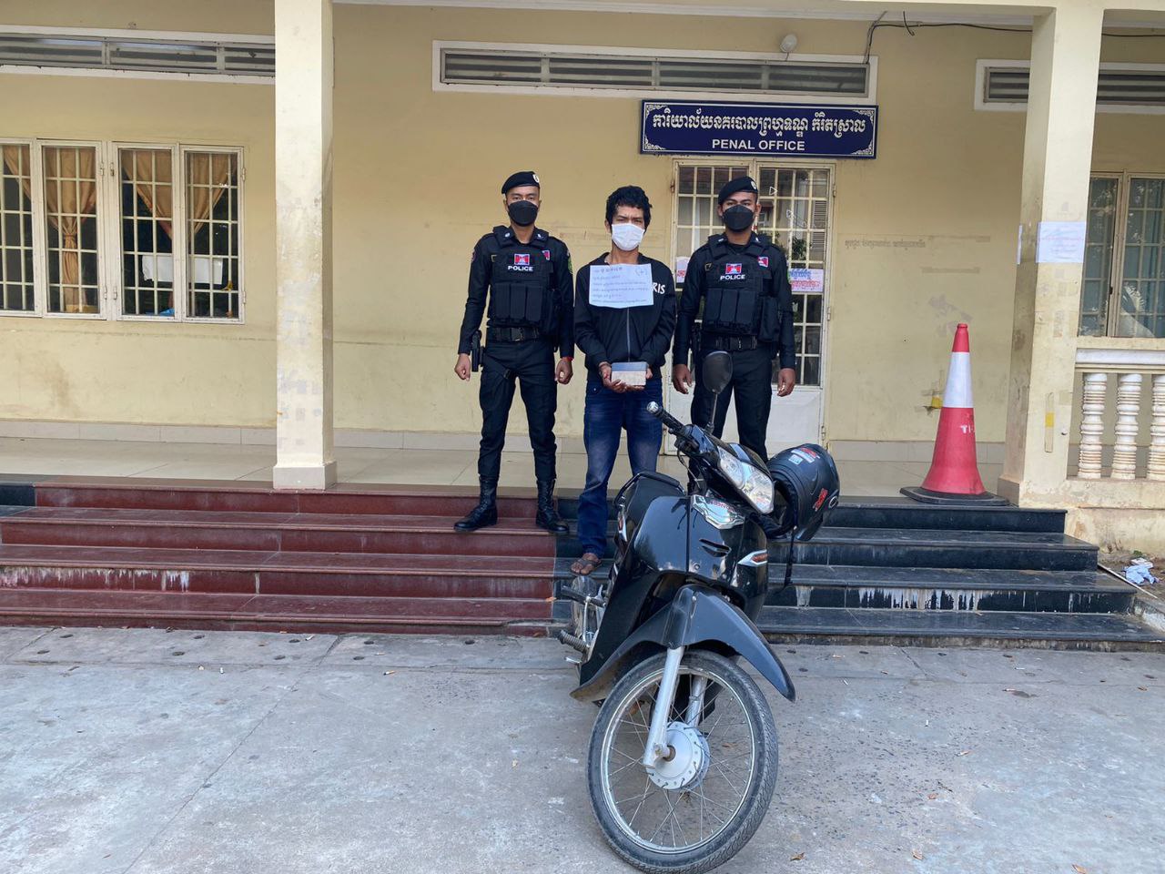 លោក​វរសេនី​យ៍ឯក​ លឹម​ ពុទ្ធីឡា​ ស្នងការរង​ ផែនការងារ​នគរបាល​ព្រហ្មទណ្ឌ​ឃាត់ខ្លួនមុខសញ្ញាជាជនសង័្សយឆក់យកទូរស័ព្ទដៃម្នាក់​ត្រូវបានសមត្ថកិច្ចនគរបាលឃាត់ខ្លួនអនុវត្តតាមច្បាប់បន្ទាប់ពីធ្វេីសកម្មភាពលួួចបានសម្រេចមួយថ្ងៃ