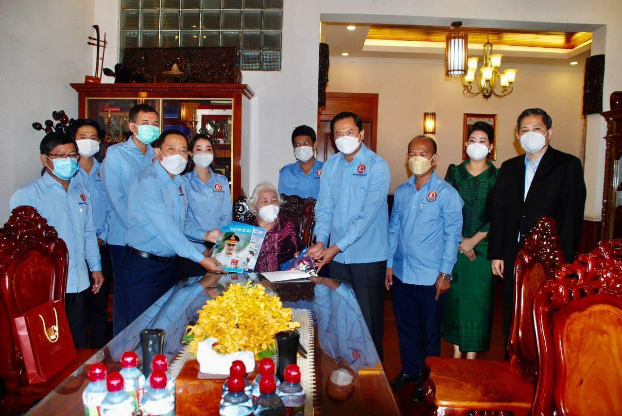 លោក ហ៊ុន ម៉ាណែត ចាត់តំណាងចុះសួរសុខទុក្ខសមាជិកគណៈកម្មការធិការកណ្ដាលបក្សប្រជាជន ដែលកំពុងសម្រាកព្យាបាលជំងឺនៅគេហដ្ឋាន