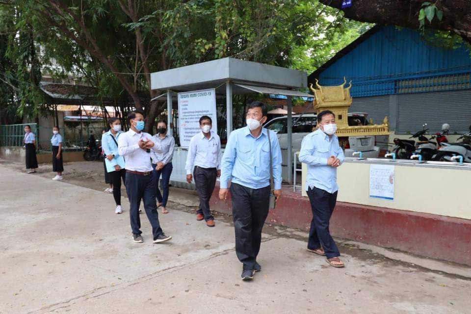 អភិបាលខណ្ឌឫស្សីកែវ ឧបត្ថម្ភថវិកាដល់លោកគ្រូ អ្នកគ្រូ សិស្សានុសិស្ស សមាជិកកាកបាទក្រហម និងកាយារិទ្ធ នៃវិទ្យាល័យឫស្សីកែវ និងជុំរុញឱ្យបន្តអនុវត្តវិធានការ «៣កុំ និង៣ការពារ»