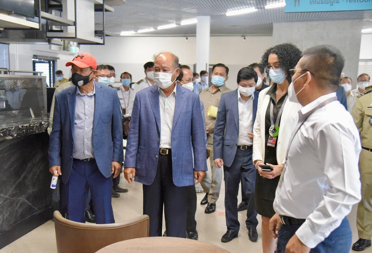 រដ្ឋមន្ត្រី ម៉ម ប៊ុនហេង និងរដ្ឋមន្ត្រី ថោង ខុន ចុះពិនិត្យមើលអាកាសយានដ្ឋានអន្តរជាតិខេត្តព្រះសីហនុ ដើម្បីត្រៀមរៀបចំទទួលបដិសណ្ឋារកិច្ច ភ្ញៀវទេសចរអន្តរជាតិ ដែលបានចាក់វ៉ាក់សាំងជំងឺកូវីដ-១៩ ពេញលេញ