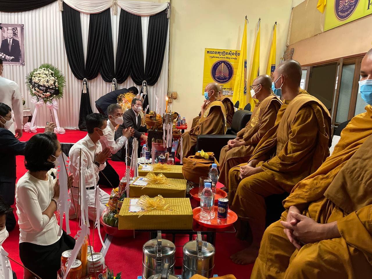 ព្រះអង្គម្ចាស់ នរោត្ដម ចក្រាវុធ ដឹកនាំមន្រ្តីបក្សហ្វ៊ុនស៊ិនប៉ិច ធ្វើពិធីរាប់បាតឧទ្ទិសកុសលជូនព្រះវិញ្ញាណក្ខន្ធសម្តេចក្រុមព្រះ