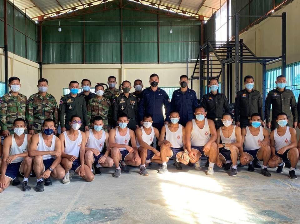 អាវុធហត្ថរាជធានីភ្នំពេញ ប្រគល់សម្ភារៈឧបករណ៍ហ្វឹកហាត់កីឡា ជូនដល់សាលានាយទាហានសកម្ម ត្មាតពង