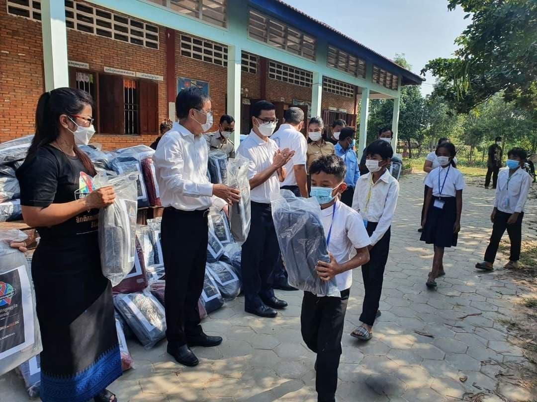 សិស្សក្រីក្រជាង១០០នាក់ ទទួលបានអំណោយសម្ភារៈសិក្សាពីអង្គការក្រៅរដ្ឋាភិបាល