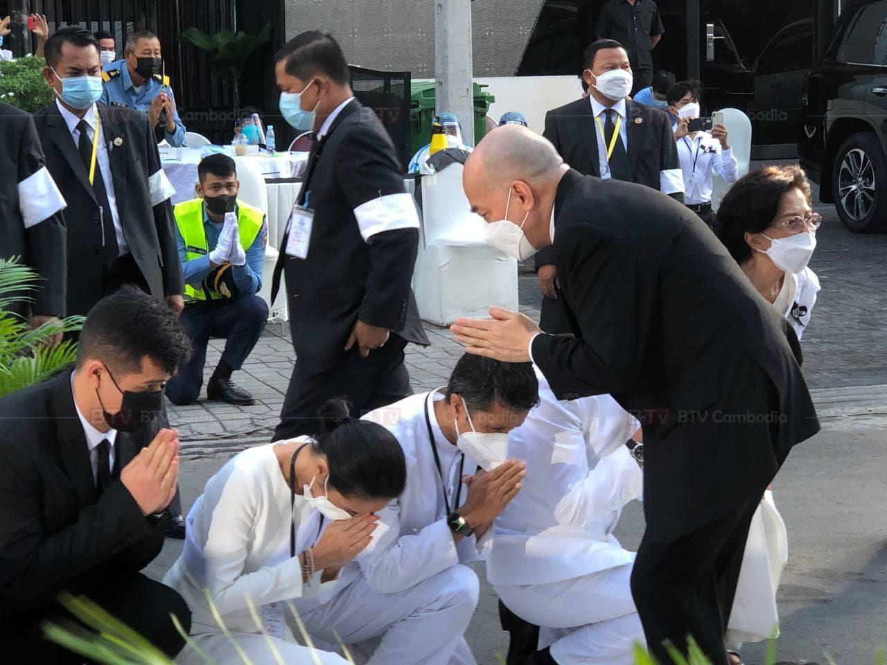 ព្រះមហាក្សត្រ និងសម្ដេចម៉ែ យាងគោរពព្រះវិញ្ញាណក្ខន្ធ ព្រះសព សម្ដេចក្រុមព្រះ នរោត្តម រណ ឫទ្ធិ