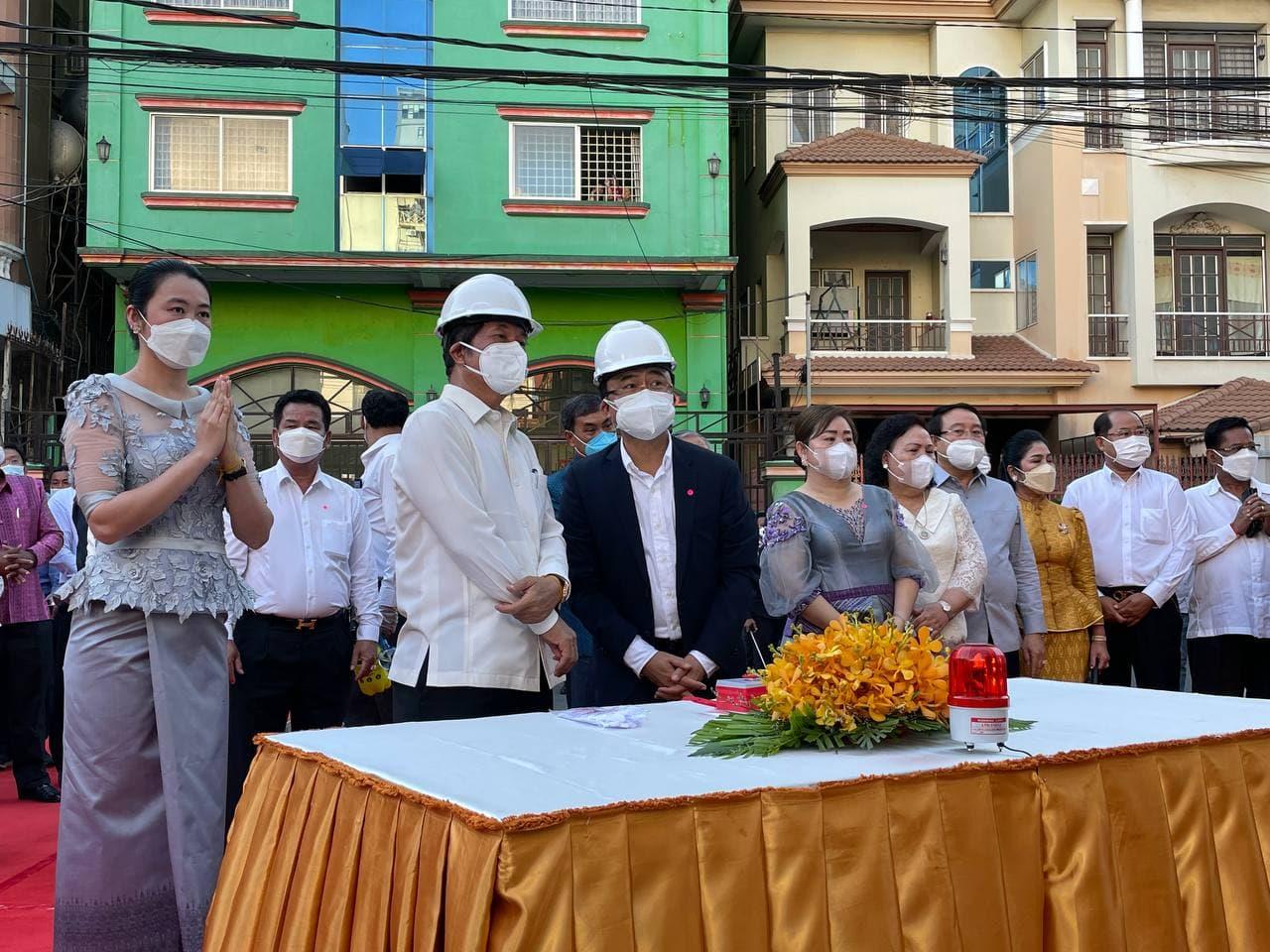 អភិបាលរាជធានីភ្នំពេញ អញ្ជើញបើកការដ្ឋានសាងសង់សំណង់មន្ទីរពេទ្យពហុជំនាញភ្នំពេញ មានកម្ពស់២៦ជាន់ នៅកណ្តាលរាជធានីភ្នំពេញ