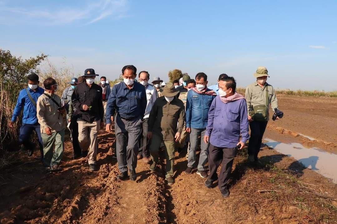 ឧបនាយករដ្ឋមន្ត្រី ជា សុផារ៉ា ចុះពិនិត្យស្ថានភាពការកាន់កាប់ដីរដ្ឋក្នុងដែនព្រៃលិចទឹក នៅតំបន់បឹងទន្លេសាបភូមិសាស្ត្រខេត្តបាត់ដំបង ដែលឈ្មួញខិលខូចទន្ទ្រានយកធ្វើជាកម្មសិទ្ធិឯកជន