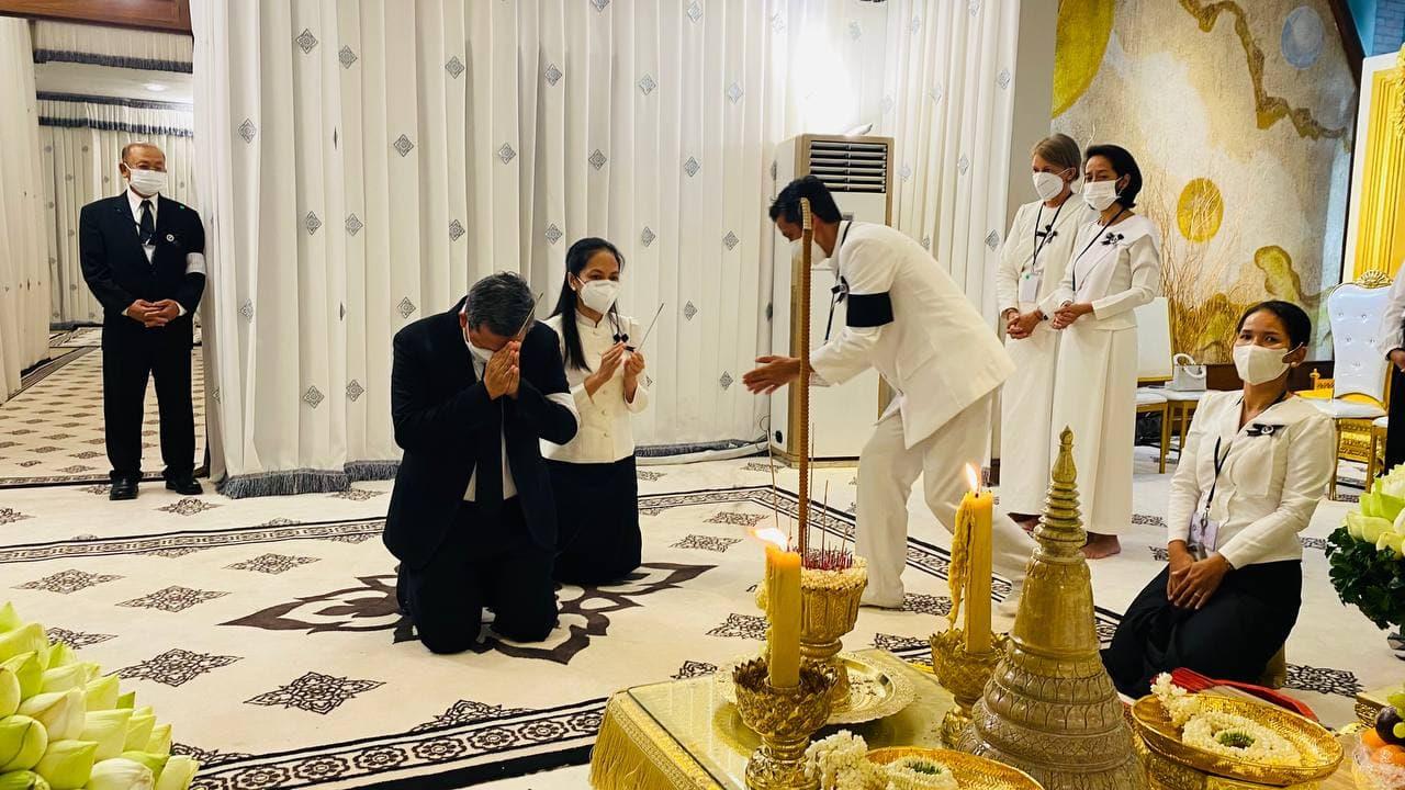 ឧត្តមសេនីយ៍ឯក ហ៊ុន ម៉ាណែត និងលោកស្រី ពេជ ច័ន្ទមុន្នី អញ្ជើញគោរពព្រះវិញ្ញាណក្ខន្ធ ព្រះសព សម្ដេចក្រុមព្រះ នរោត្តម រណឫទ្ធិ