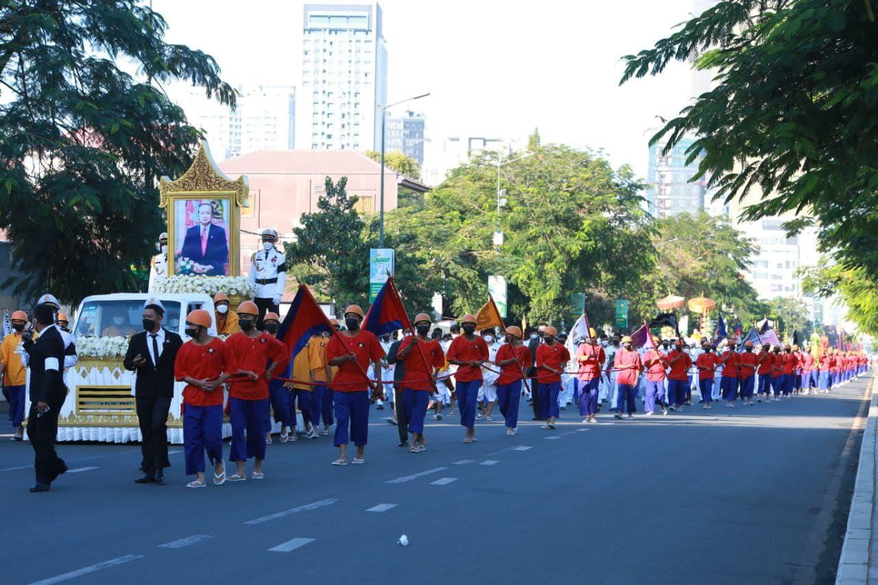 ព្រឹកថ្ងៃនេះព្រះសព សម្ដេចក្រុមព្រះ ត្រូវរៀបចំពិធីថ្វាយព្រះភ្លើង ហើយក៏ជាថ្ងៃត្រូវកាន់ទុក្ខទូទាំងប្រទេសផងដែរ