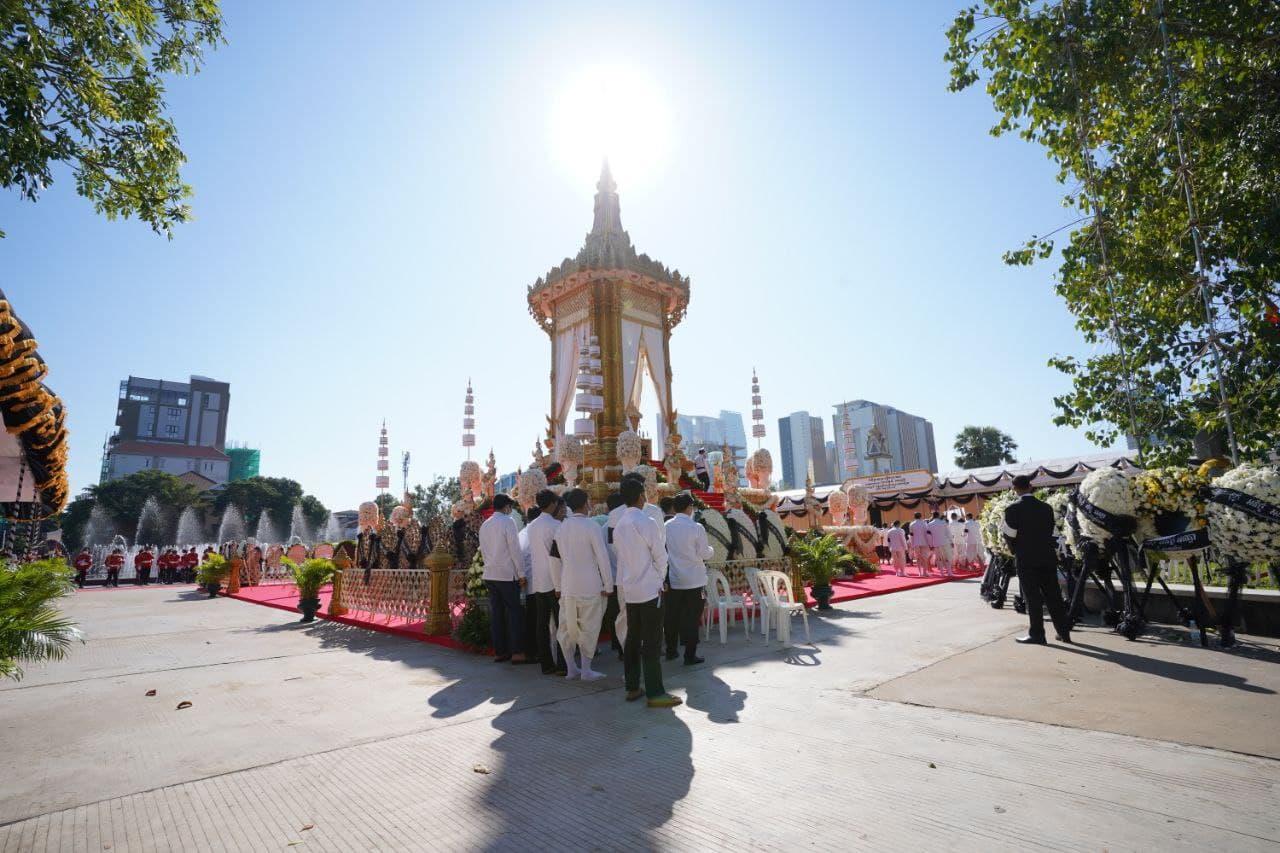 ព្រះសព សម្ដេចក្រុមព្រះ ត្រូវបានព្រះមហាក្សត្រ ថ្វាយព្រះភ្លើងបូជា, រាជរដ្ឋាភិបាលកំណត់ថ្ងៃនេះកាន់ព្រះមរណទុក្ខនៅទូទាំងប្រទេស