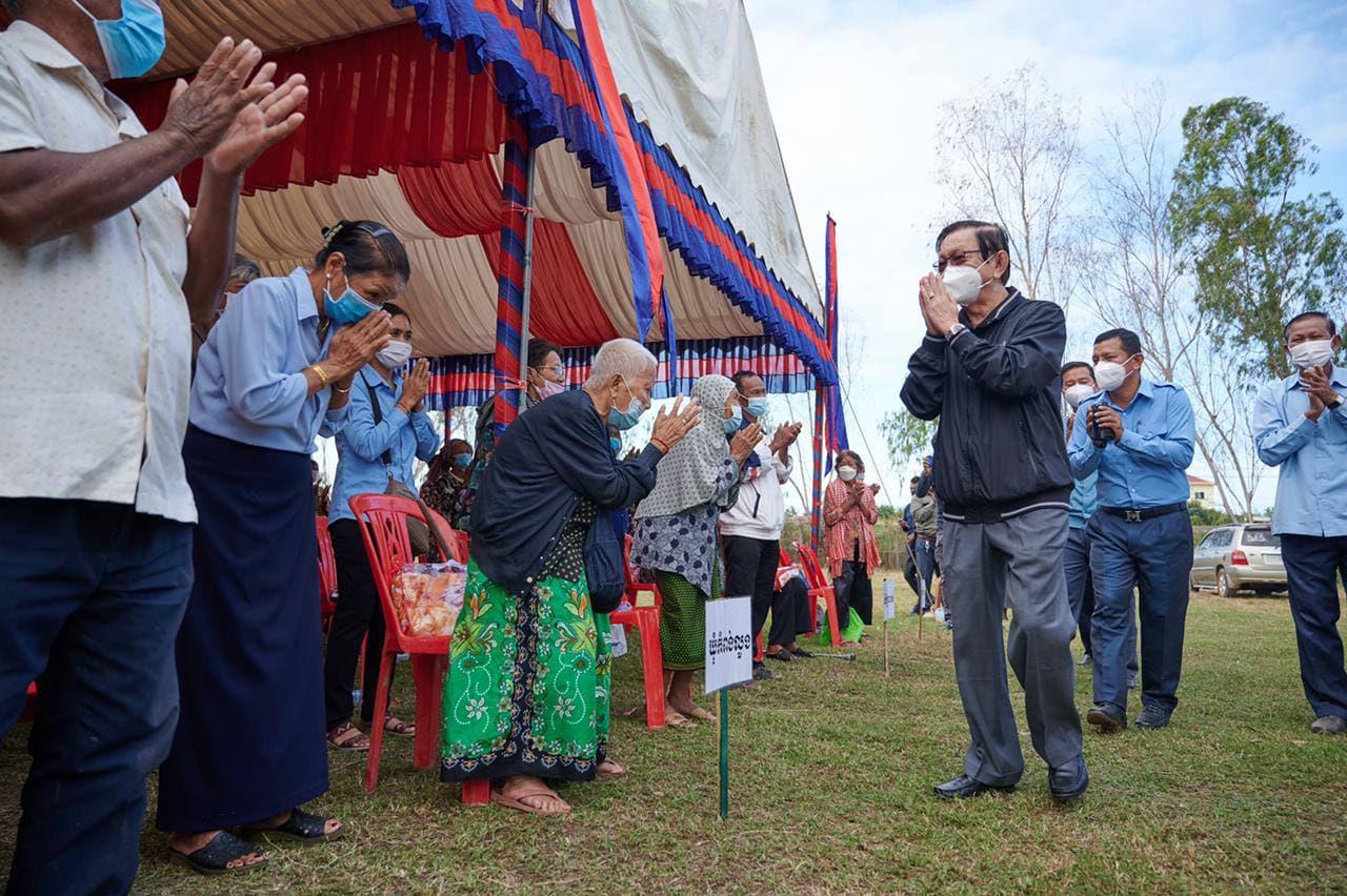 រដ្ឋមន្ដ្រី លឹម គានហោ ជួបសំណេះសំណាល និងចែកអំណោយជូនលោកតា លោកយាយមានជីវភាពខ្វះខាត ជិត១,០០០នាក់ នៅស្រុកពញាឮ ខេត្ដកណ្ដាល