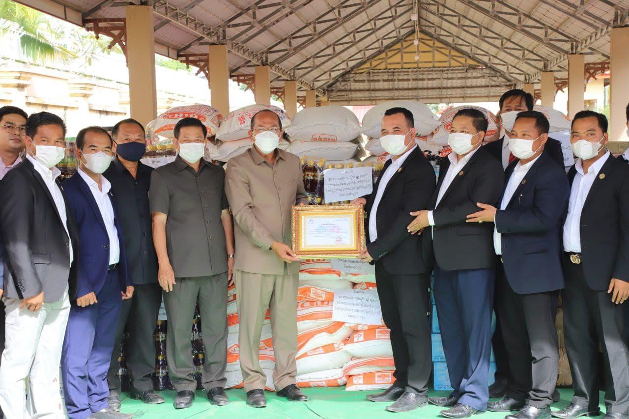 អភិបាលខេត្តកំពត អំពាវនាវដល់សប្បុរសជនគ្រប់មជ្ឈដ្ឋាន បន្តជួយឧត្តម្ភ ដល់ពលរដ្ឋខ្វះខាត និងរងផលប៉ះពាល់ផ្សេងៗ ក្នុងអំឡុងពេលដ៏សែនលំបាកនេះ