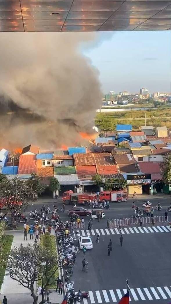 ព័ត៌មានលម្អិត៖ មួយព្រឹកអគ្គិភ័យឆេះនៅខណ្ឌដូនពេញ និងខណ្ឌឫស្សីកែវ បំផ្លាញផ្ទះទាំងស្រុងជិត១០០ខ្នង, សមត្ថកិច្ចប្រើទឹកជិត ២០០ឡានទើបគ្រប់គ្រងបាន