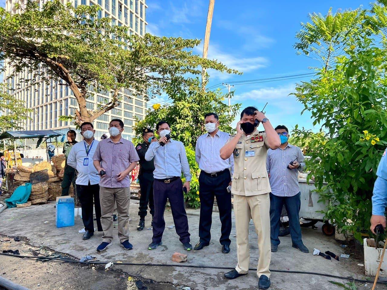 លោក សុខ ពេញវុធ អភិបាលនៃគណះអភិបាលខណ្ឌដូនចុះពិនិត្យទីតាំងកន្លែង អគ្គិភ័យកំពុងឆេះផ្ទះប្រជាពលរដ្ឋយ៉ាងសន្ធោសន្ធៅ នៅតំបន់បឹងកក់ មុខក្រសួងការពារជាតិ