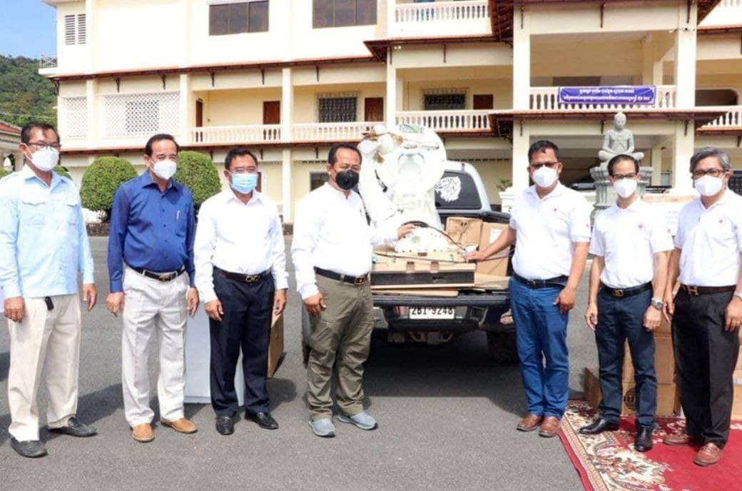 លោក ហ៊ុន ម៉ាណែត និងលោកស្រី ពេជ ចន្ទមុន្នី ផ្តល់សម្ភារសុខាភិបាលដល់រដ្ឋបាលខេត្តកែប ដើម្បីបម្រើឱ្យវិស័យសុខាភិបាល