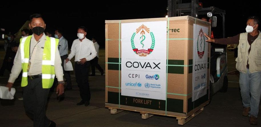 ព្រឹកនេះ កម្ពុជាទទួលបានវ៉ាក់សាំងស៊ីណូវ៉ាក់ ៣០ម៉ឺនដូសបន្ថែមទៀត ជាជំនួយរបស់កូវ៉ាក់