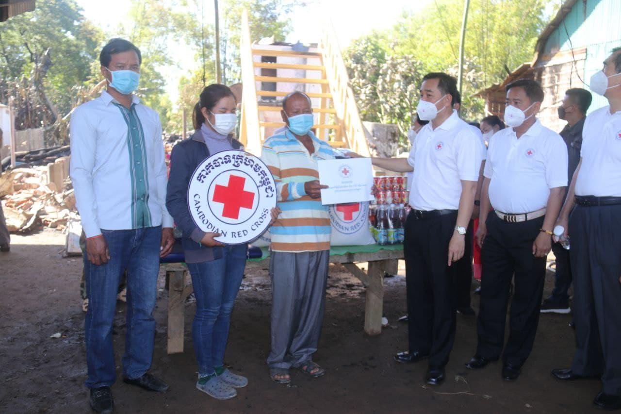 ប្រធានសាខាកាកបាទក្រហមកម្ពុជាខេត្តកំពង់ចាម ផ្ដល់អំណោយជូនគ្រួសាររងគ្រោះដោយអគ្គីភ័យ នៅស្រុកកំពង់សៀម