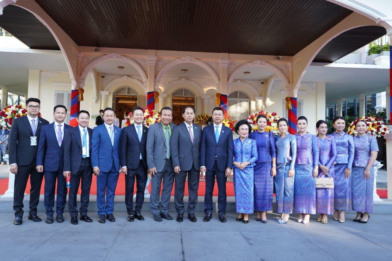 ព្រឹកនេះសម្តេចតេជោ ហ៊ុន សែន អញ្ជើញសម្ពោធដាក់ឱ្យប្រើប្រាស់ សណ្ឋាគារ «ហៃយ៉ាត់ រីជិនស៊ី ភ្នំពេញ» តម្លៃ ១៨០លានដុល្លារ 