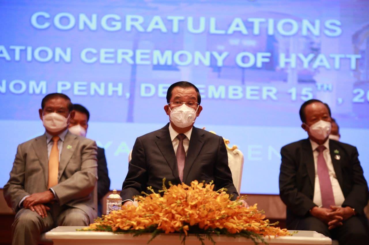 សម្តេចតេជោ ហ៊ុន សែន អំពាវនាវឱ្យប្រជាពលរដ្ឋមានការប្រុងប្រយ័ត្ន ចំពោះមេរោគបំប្លែងថ្មី «អូមីក្រុង» តែមិនត្រូវភ័យស្លន់ស្លោជ្រុលពេកនោះទេ