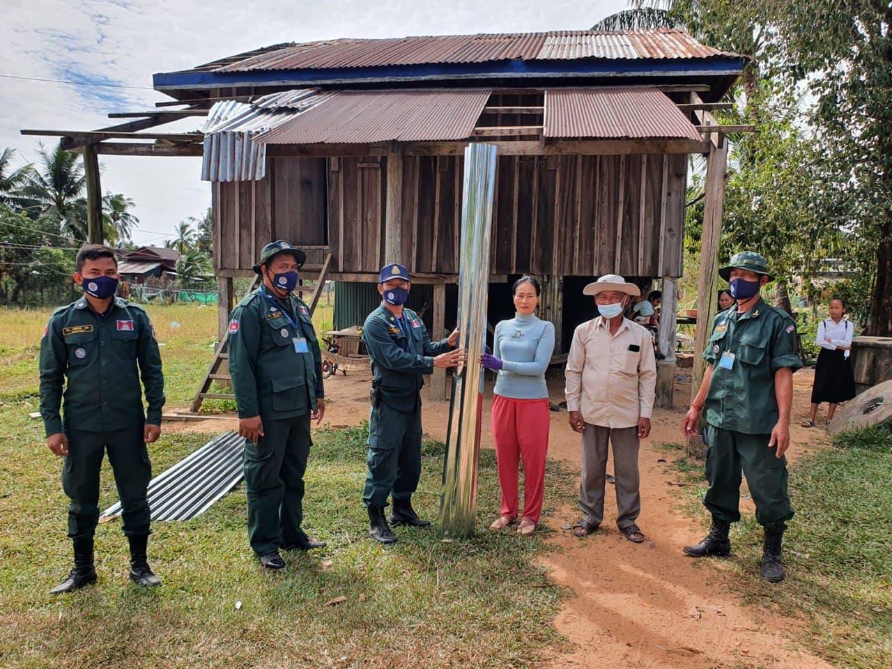ស្នងការនគរបាលខេត្តព្រះសីហនុ ចាត់តាំងកំលាំងនាំយកសង្ក័សី ចុះជួយប្រក់ដំបូលផ្ទះពលរដ្ឋរងគ្រោះដោយខ្យល់កន្ត្រាក់ ១៥ខ្នង នៅស្រុកព្រៃនប់