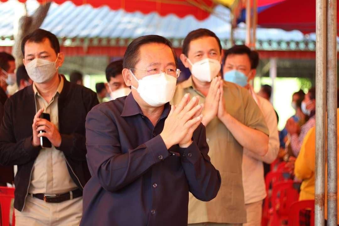 អភិបាលខេត្តបាត់ដំបង អញ្ជើញចែកវិញ្ញាបនបត្រសម្គាល់ម្ចាស់អចលនវត្ថុជូនប្រជាពលរដ្ឋចំនួន២៨០គ្រួសារ នៅឃុំឆ្នាល់មាន់ ស្រុកគាស់ក្រឡ