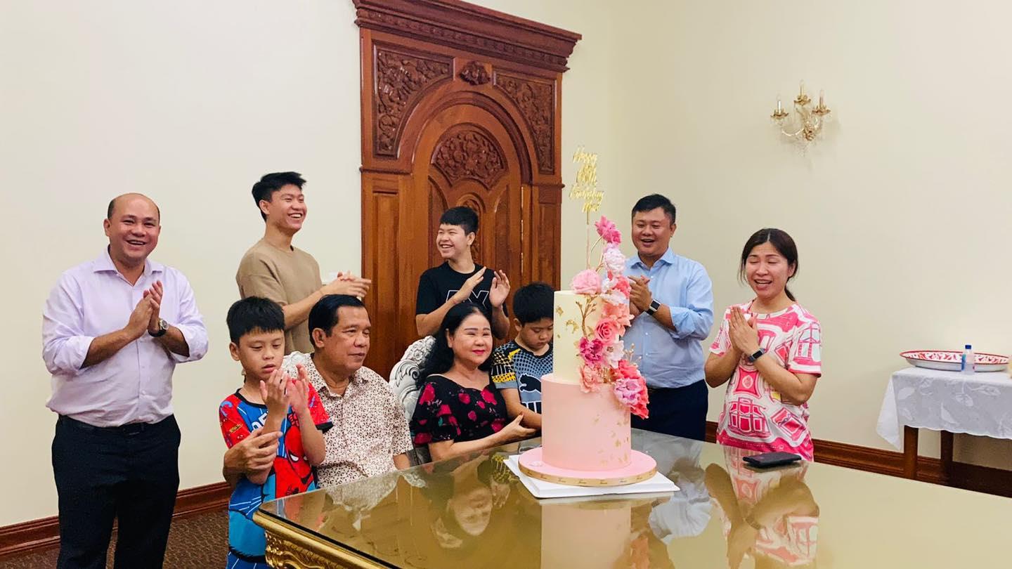 ផ្អែមណាស់! សម្តេចតេជោ ហ៊ុន សែន ធ្វើខួបកំណើតជូនភរិយា និងជូនពរស្រឡាញ់សម្តេចឱ្យច្រើន