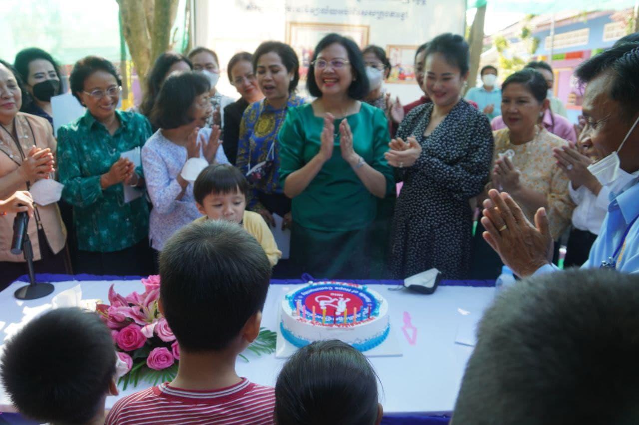 លោកស្រី ទេព រង្ស៉ី ខៀវកាញារីទ្ធ កោតសរសើរលោកគ្រូ អ្នកគ្រូថ្នាក់ដឹកនាំសាលា ដែលបានយកចិត្តទុកដាក់មើលថែ និងជួយបង្រៀនដល់កុមារខ្សោយសតិបញ្ញា និងអូទីស្សឹមនៅក្រុងតាខ្មៅ