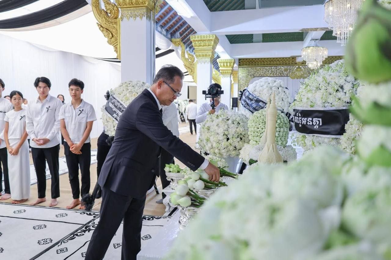 ឯកឧត្តមបណ្ឌិត អ៊ាង សុផល្លែត រដ្ឋមន្ត្រី ថ្នាក់ដឹកនាំ និង មន្ត្រីរាជការ ក្រសួងបរិស្ថាន អញ្ជើញចូលរួមគោរពវិញ្ញាណក្ខន្ធសព មហាឧបាសិកាពុទ្ធសាសនូបត្ថម្ភក៍ ហាក់ ស៊ីផេន ដែលត្រូវជាម្តាយក្មេក ឯកឧត្តម ហួត ហាក់ រដ្ឋមន្រ្តីក្រសួងទេសចរណ៍