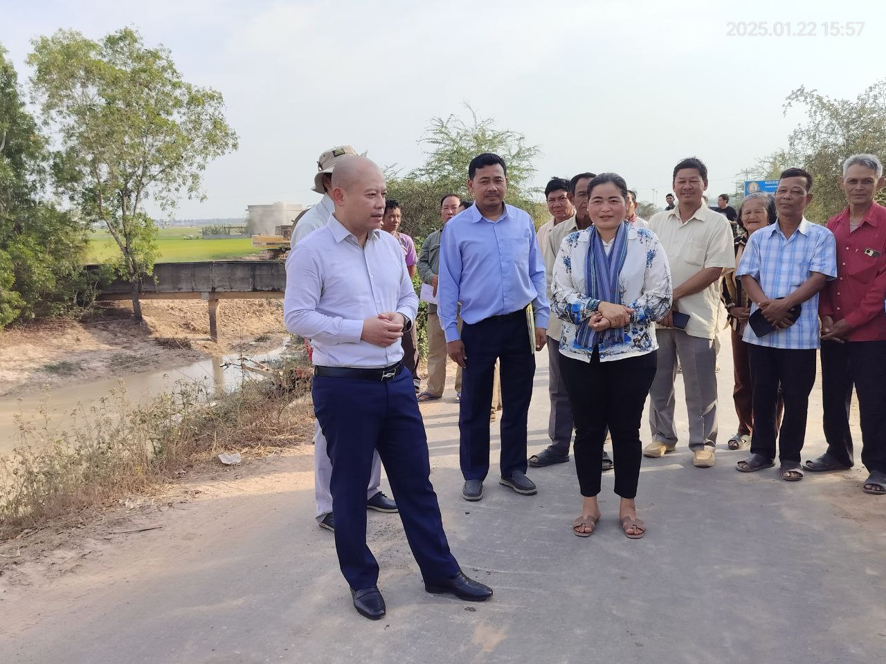 ប្រជាពលរដ្ឋក្នុងឃុំកំពង់ចំឡង ស្រុកស្វាយជ្រុំ ខេត្ត ស្វាយរៀង អបអរសាទរដោយបានទទួលសមិទ្ធផលថ្មីគឺការស្ដារប្រឡាយមេមួយខ្សែប្រវែង ៤.២០០ ម៉ែត្រលាតសន្ធឹងចំនួន បី ភូមិសម្រាប់បូមទឹកស្រោចស្រពដំណាំផ្សេងៗនិងស្រូវរដូវប្រាំងដែលកំពុងជួបការកង្វះទឹកឥឡូវត្រូវបានសង្គ្រោះទាន់ពេលវេលា