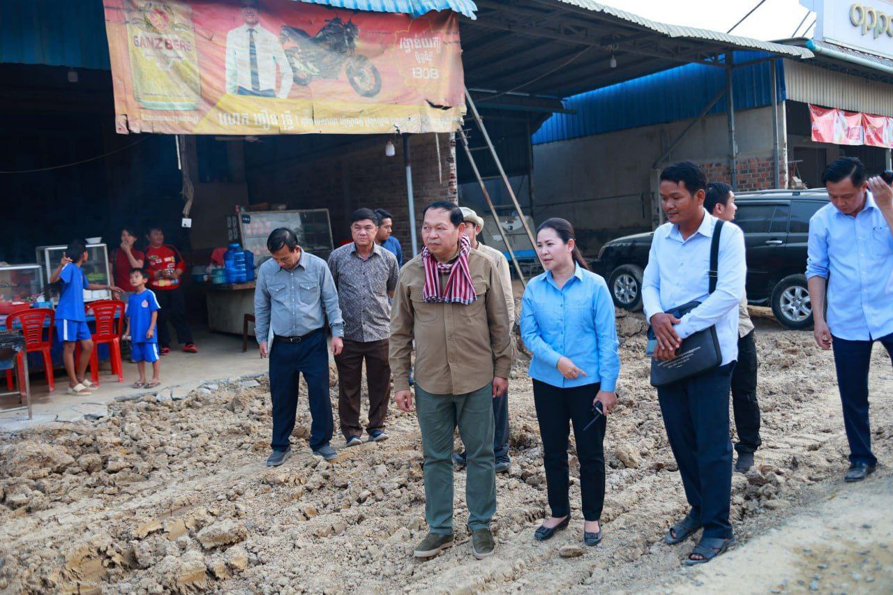 ឯកឧត្តម ឆាយ ឫទ្ធិសែន រដ្ឋមន្ត្រីក្រសួងអភិវឌ្ឍន៍ជនបទដឹកនាំមន្ដ្រីបច្ចេកទេស អញ្ជើញចុះពិនិត្យស្ថានភាពផ្លូវជនបទ ១ខ្សែ…