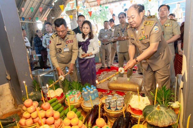 ឆ្លង​ចូល​ឆ្នាំ​ថ្មី​ក្រុង​ប៉ោយប៉ែត​បួងសួង​មុខ​លោកយាយ​ម៉ៅ ភ្ញៀវទេសចរ​មក​កម្សាន្ត​ស្ទះ​ចរាច​រណ៍