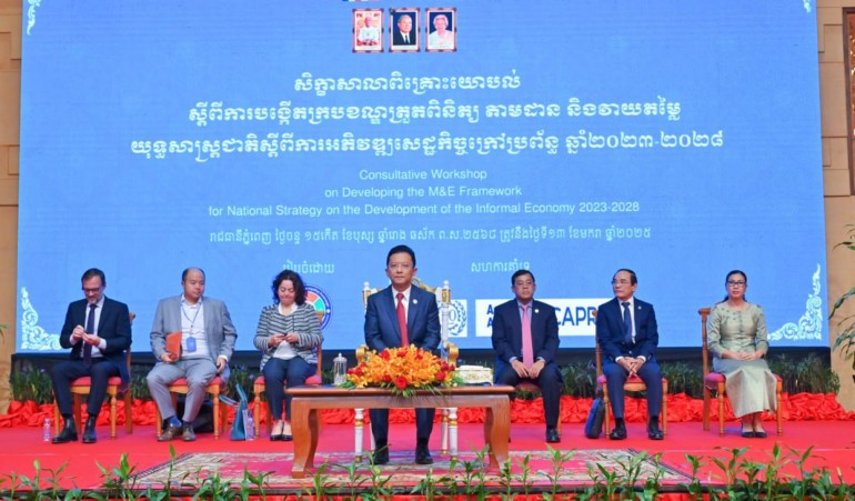 ឯកឧត្តម ​បណ្ឌិត ហោ សេរី​វឌ្ឍន៍ ប្រធានសម្ពន្ធ​សេដ្ឋកិច្ច​ក្រៅប្រព័ន្ធ អញ្ជើញ​ចូលរួម​សិក្ខាសាលា​ពិគ្រោះ​យោបល់ ដើម្បី​បង្កើត​ក្រប​ខណ្ឌ​ពិនិត្យ​តាមដាន និង​វាយតម្លៃ​យុទ្ធសាស្ត្រ​ជាតិ​ស្តីពី​ការអភិវឌ្ឍ​សេដ្ឋកិច្ច​ក្រៅ​ប្រព័ន្ធ