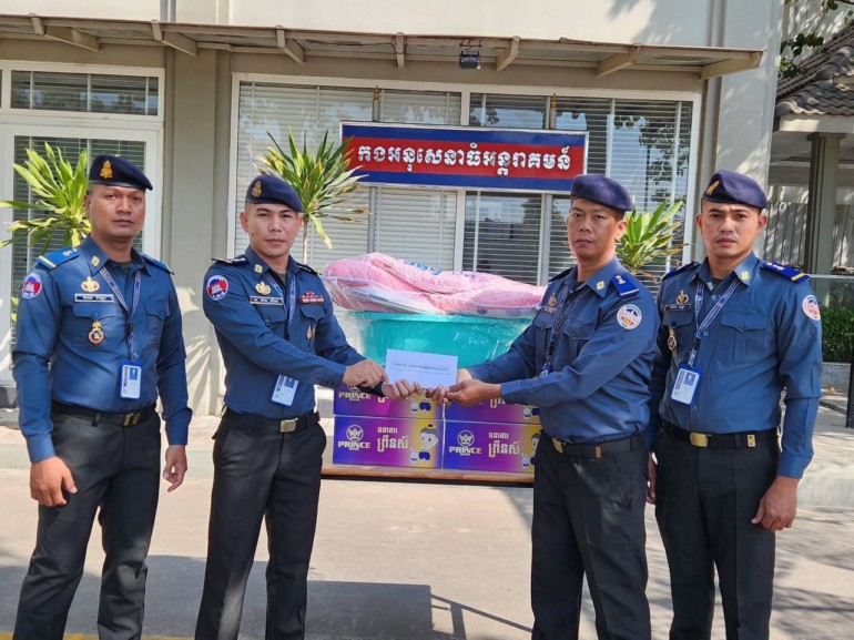 ក្រុមការងារ អាវុធហត្ថរាជធានីភ្នំពេញ ប្រគល់អំណោយជូនដល់សមាជិកចំនួន២នាក់ សមាជិកមានប្រពន្ធទើបសម្រាលកូន!