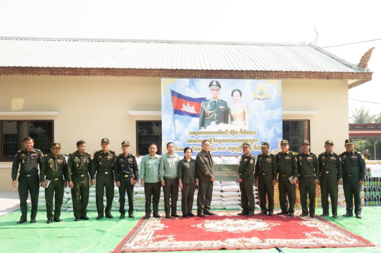 សម្តេច​បវរ​ធិបតី និង​លោកជំទាវ​បណ្ឌិត បាន​ឧបត្ថម្ភ​គ្រឿងឧបភោគ​បរិភោគ ជូន​តំបន់​ប្រតិបត្តិការ​សឹក​រង​ព្រៃវែង យោធភូមិភាគ​ទី​២