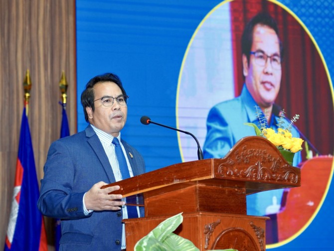 ​ឯកឧត្តម រដ្ឋលេខាធិការ សុខ ចាន់​ភក្តី ថ្លែងថា អ្នកសារព័ត៌មាន​ទាំងអស់​ត្រូវ​បន្ត​ស្វែង​យល់​អោយ​កាន់តែ​ស៊ីជម្រៅ​អំពី «​ធម្មនុញ្ញ​វិជ្ជាជីវៈ​សារព័ត៌មាន​» ដែល​ជា​មូលដ្ឋានគ្រឹះ​រួម​នៃ​ក្រមសីលធម៌​វិជ្ជាជីវៈ​សារព័ត៌មាន ដើម្បី​លើកកម្ពស់​តម្លៃ​វិជ្ជាជីវៈ​សារព័ត៌មាន​នៅ​កម្ពុជា​!!