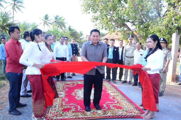 ឯកឧត្តម ហ៊ុន សុខា  ​ទីប្រឹក្សា​សម្ដេច​តេជោ ហ៊ុន សែន ដាក់ឲ្យ​ប្រើប្រាស់​ជា​ផ្លូវការ ផ្លូវលំ​មួយ​ខ្សែ ប្រវែង ៣ ០០០​ម៉ែត្រ