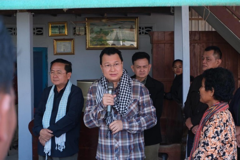 ​ឯកឧត្តម ឌិ​ត ទីណា រដ្ឋមន្ត្រី​ក្រសួង​កសិកម្ម ចុះ​ពិនិត្យ​ស្ថានភាព​ប្រមូល​ផល​ស្រូវ និង​ពន្យល់​ពី​ការជ្រើសរើស​ពូជស្រូវ ការ​ចងក្រង​ជា​សហគមន៍​ទំនើប​ដល់​កសិករ នៅ​ភូមិ​ព្រៃ​ដំរី ឃុំ​ព្រៃតូច ស្រុក​មោងឫស្សី ខេត្ត​បាត់ដំបង
