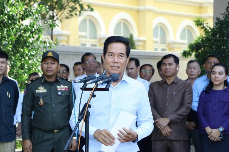 ឯកឧត្តម ឃួ​ង ស្រេង ជួប​សំណេះសំណាល​ជាមួយ​កម្លាំង​កងពលតូច​លេខ​៧០ និង​នាំ​អំណោយ​សម្តេច​ធិបតី ហ៊ុន ម៉ា​ណែ​ត និង​លោកជំទាវ​បណ្ឌិត ប្រគល់ជូន​មុន​ចុះ​យុទ្ធនាការ​បាញ់ថ្នាំ​សម្លាប់​មូស​ក្នុង​មូលដ្ឋាន​រាជធានី​ភ្នំពេញ