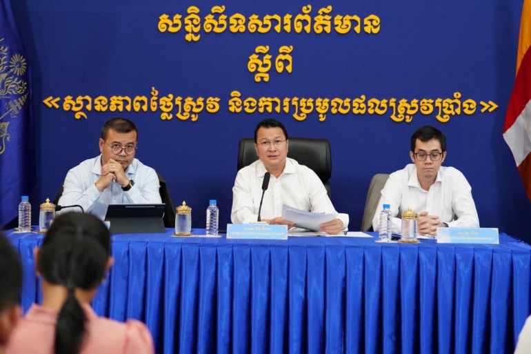 ឯកឧត្តម ឌិ​ត ទីណា រដ្ឋមន្ត្រី​ក្រសួង​កសិកម្ម​ការអំពាវនាវ​ឱ្យ​ប្រជាកសិករ​ងាយ​មក​ដាំ​ពូជស្រូវ​ក្នុងស្រុក មិនមែន​ប្ដូរ​មក​ដាំ​ទាំងអស់​គ្នា​នោះ​ទេ ត្រូវ​សិក្សា​ពី​ស្ថានភាព​ដី និង​ទីតាំង​ច្បាស់លាស់