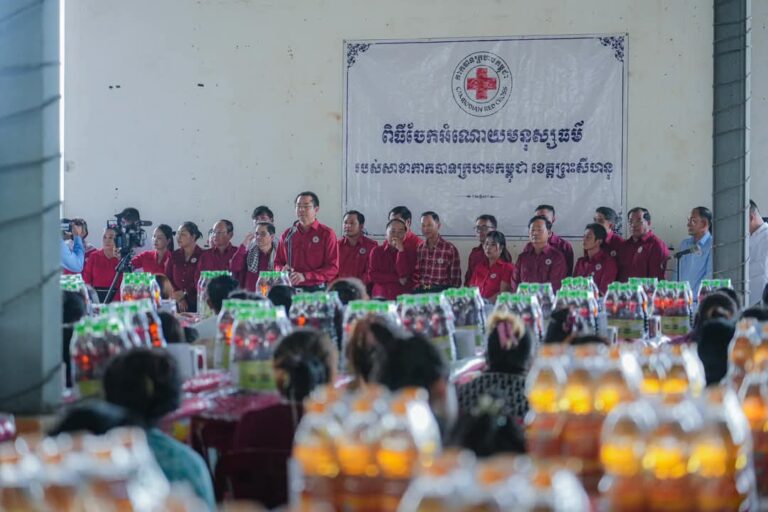 ​គណៈកម្មាធិការ​សាខា​កាកបាទក្រហមកម្ពុជា ខេត្ត​ព្រះសីហនុ នាំយក​អំណោយ​ចែកជូន​ប្រជាពលរដ្ឋ​រងគ្រោះ​ដោយ​ខ្យល់​កន្ត្រាក់​ចំនួន ១ ៣៥៤​គ្រួសារ មកពី​ឃុំ​ចំនួន​៦ ក្នុង​ស្រុក​ព្រៃនប់​