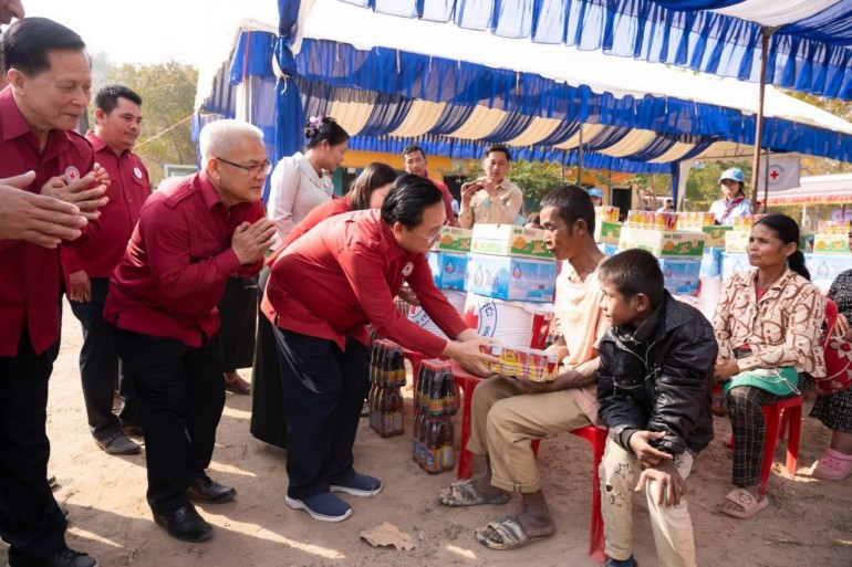 កាកបាទក្រហមកម្ពុជា​ខេត្ត​បាត់ដំបង ចុះ​ផ្តល់​អណ្តូងស្នប់ បង្គន់​អនាម័យ​ថ្មី ដល់​សហគមន៍​អូរ​ច្រក​ថ្លាង និង​អំណោយ​ដល់​ពលរដ្ឋ​ងាយ​រងគ្រោះ​១០០​គ្រួសា​នៅ ឃុំ​ព្រៃ​ត្រឡាច ស្រុក​រុក្ខ​គី​រី