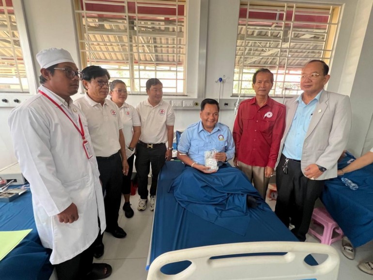 ​អភិបាលខេត្ត​ឧត្តរមានជ័​យ ដឹកនាំ​មន្ត្រី​រាជការ និង​យុវជន ចូលរួម​បរិច្ចាគ​ឈាម​ដោយ​ស្ម័គ្រចិត្ត