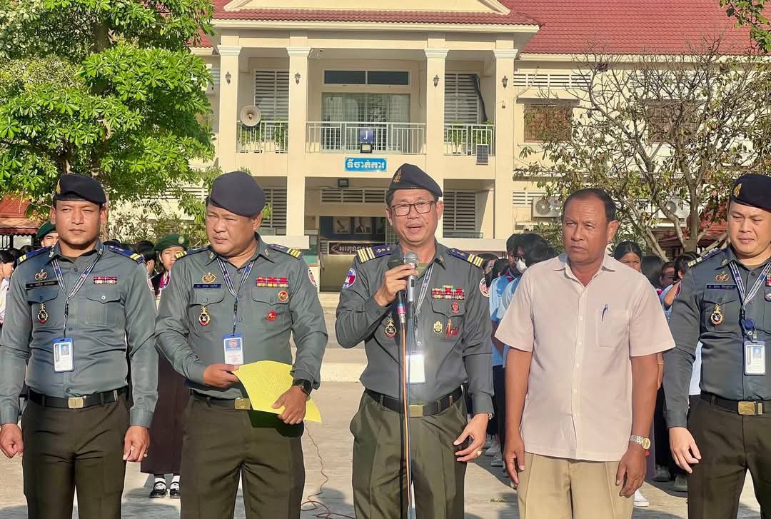 ក្រុមការងារអាវុធហត្ថរាជធានីភ្នំពេញ បន្តចុះធ្វើការផ្សព្វផ្សាយតាមសាលា ស្តីពីបញ្ហាក្មេងទំនើង និងបញ្ហាគ្រឿងញៀន!