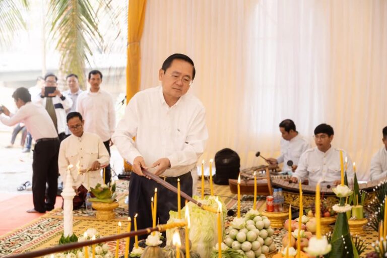 រដ្ឋបាល​ខេត្ត​បាត់ដំបង រៀបចំ​ពិធី​សូត្រមន្ត ក្រុង​ពាលី បួងសួង​សុំ​សេចក្តីសុខ បើក​ការដ្ឋាន​សាងសង់​សួន “​តេជោ​សន្តិភាព​” ខេត្ត​បាត់ដំបង​