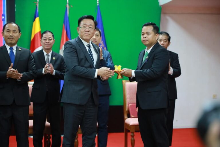 ​ពិធី​ប្រកាស​តែងតាំង​ឱ្យ​ចូល​កាន់​មុខតំណែង​ជា​ប្រធាន​មន្ទីរ​បរិស្ថាន​ខេត្ត​ព្រះវិហារ​ថ្មី លោក មឿន សុ​ភេទ ដោយ​ជំនួស​លោក សុង ច័ន្ទ​សុជាតិ ទទួល​ភារកិច្ច​ថ្មី​!