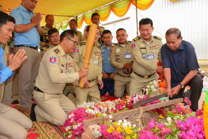លោក​ឧត្តមសេនីយ៍ត្រី សឿន សេន ស្នងការរង​ទទួល​ផែន​នគរបាល​ប្រឆាំង​បទល្មើស​សេដ្ឋកិច្ច អញ្ជើញ​ជា​អធិបតីភាព​បញ្ជុះបឋមសិលា​សាងស​ង់​អគារ​ប៉ុស្តិ៍​នរគ​បាល​រដ្ឋបាល​វ៉ារិន ចេញផ្សាយ​ថ្ងៃ​អង្គារ៍ ទី​១៨ ខែ​កុម្ភះ ឆ្នាំ​២០២៥