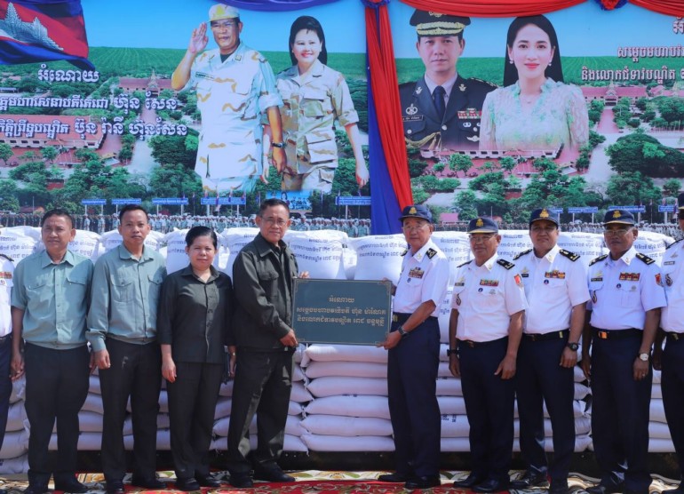សម្តេច​បវរ​ធិបតី និង​លោកជំទាវ​បណ្ឌិត បាន​ឧបត្ថម្ភ​គ្រឿងឧបភោគ​បរិភោគ ជូន​បញ្ជាការដ្ឋាន​ការពា​រកោះ ឆ្នេរ កងទ័ពជើងទឹក​